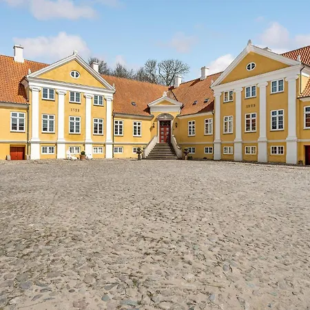 1 Bedroom Lovely In Apartment